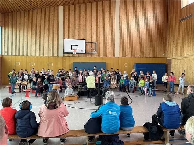 Die Kinder bedankten sich bei ihrem interessierten Publikum durch ein buntes kurzweiliges Programm an Liedern und Gedichten. Quelle: Grundschule Dohr
