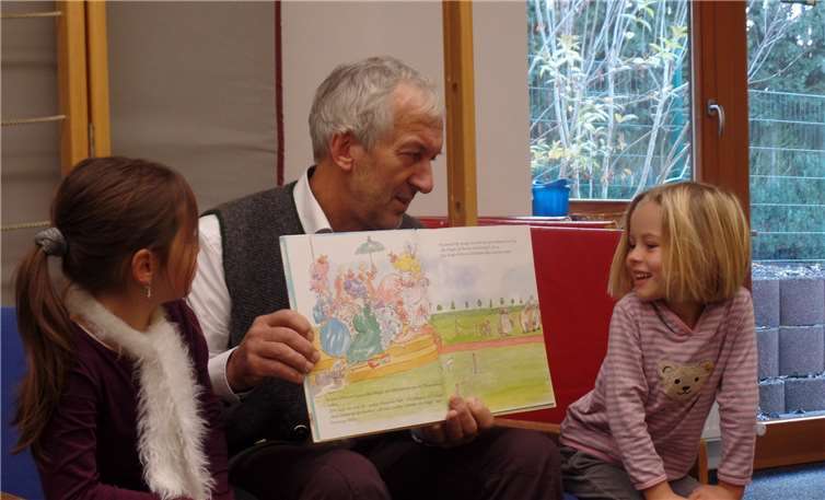 Die Kinder begeisterte die Geschichte „Prinzessinnen packen an“, vorgelesen von Ortsbürgermeister, Hartmut Döring. Privat