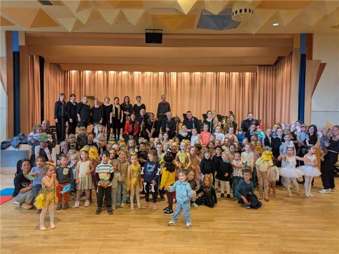 Die Kinder begeisterten mit ihren einstudierten Choreografien und bunten Kostümen. Foto: Julia Hain