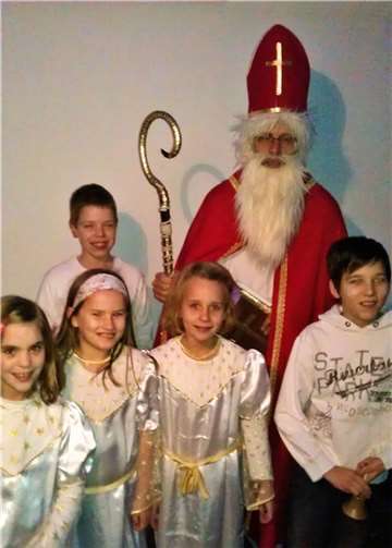 Die Kinder begleiten den Nikolaus zu den Familien. privat