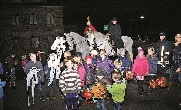 Die Kinder begleiteten St. Martin und den „armen Mann“ durch die Straßen. RÜ