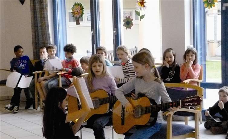 Die Kinder begleiteten ihren Gesang sogar instrumental.