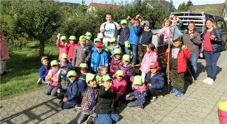 Die Kinder bei der Apfelernte.Fotos: privat
