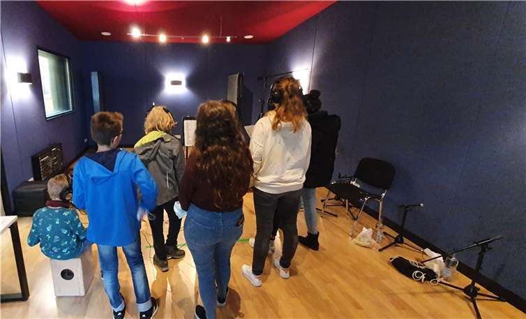 Die Kinder bei der Aufnahme in einem Tonstudio in Köln. Foto: privat