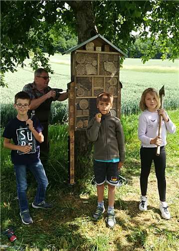 Die Kinder bei der Installation eines „Insektenhotels“. Privat