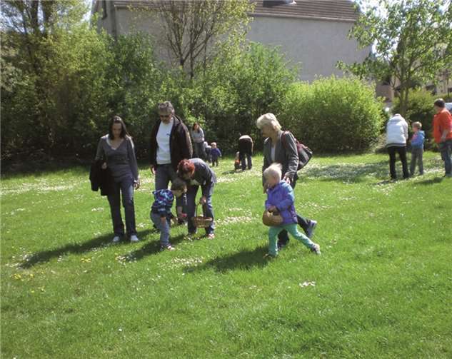 Die Kinder bei der Ostereiersuche.privat