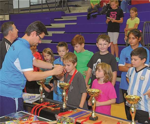 Die Kinder bei der Preisverleihung.