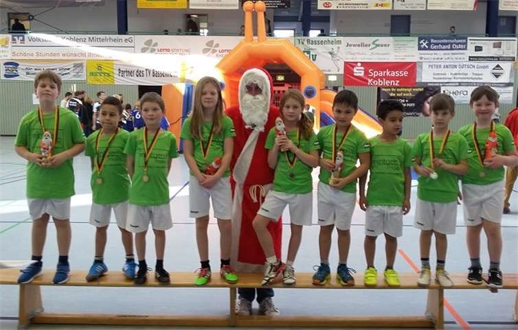 Die Kinder bei der Siegerehrung mit dem Nikolaus.privat