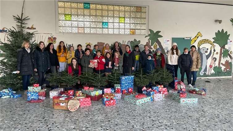 Die Kinder bei der Übergabe der Geschenke in Bad Neuenahr. Foto: privat