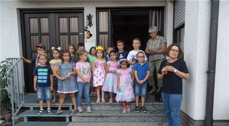 Die Kinder bei der musikalischen Begrüßung der Eltern.Fotos: -IT-