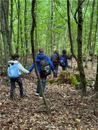 Die Kinder beim „Abpausen“ einer Baumrinde  Foto: Ju/jüg