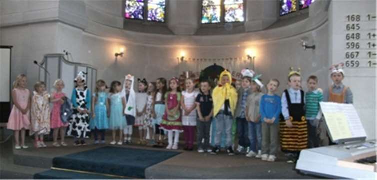 Die Kinder beim Abschiedsgottesdienst in der Kirche zu Niederwambach. privat