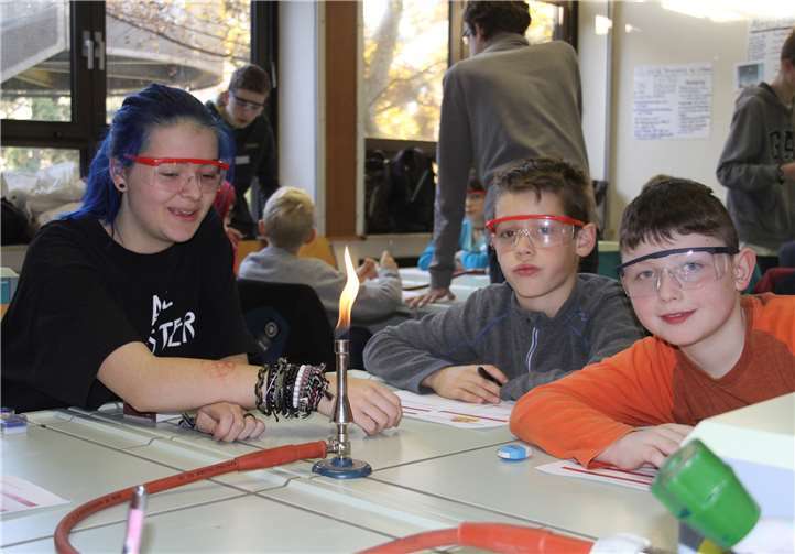 Die Kinder beim Aufbau und Benutzung des Bunsenbrenners.