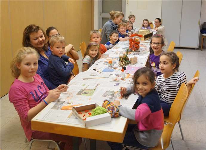 Die Kinder beim Basteln im Bürgerhaus in Kasbach.privat