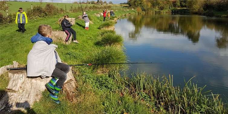 Die Kinder beim Schnupperangeln.