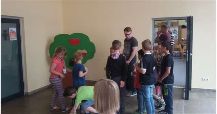 Die Kinder beim Spiel „Äpfel vom Baum werfen“.privat