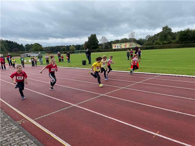Die Kinder beim Sprinten.