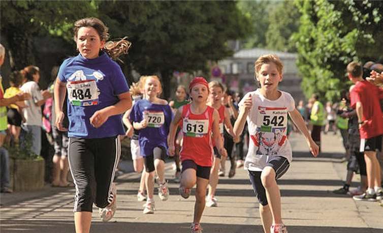 Die Kinder beim Start zum Laufwettbewerb. Archiv
