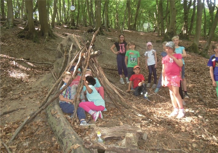 Die Kinder beim Überlebenstraining im Wald.