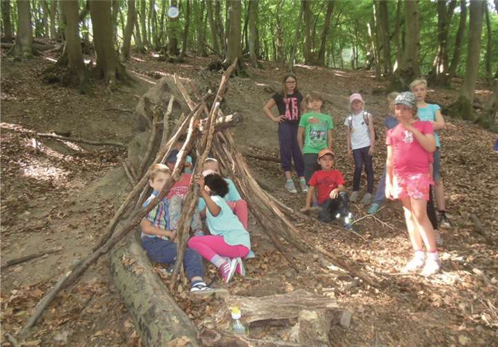 Die Kinder beim Überlebenstraining im Wald.