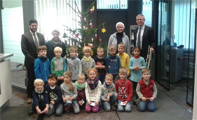 Die Kinder beim Weihnachtsbaumschmücken in der Volksbank Unkel.privat