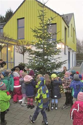 Die Kinder beim schmücken des Weihnachtsbaumes. privat
