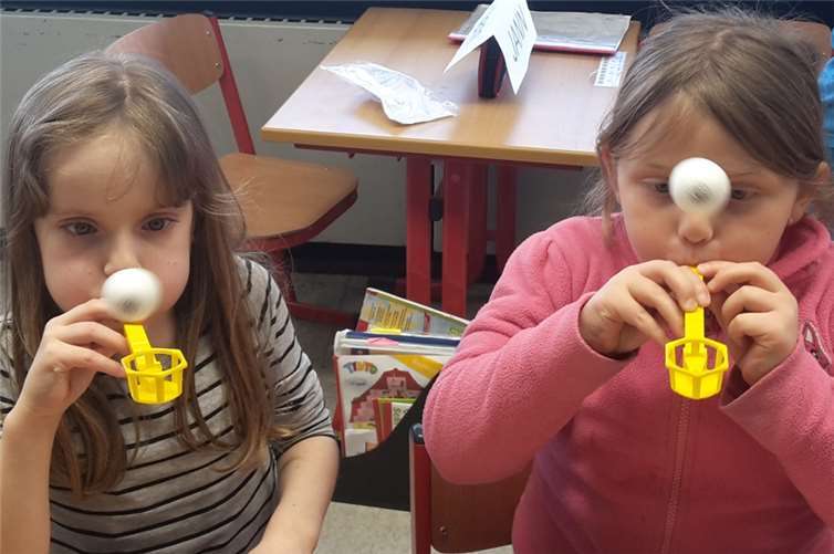 Die Kinder beim testen der Atemtrainer.privat