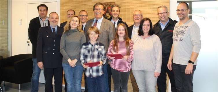 Die Kinder bekamen eine Urkunde für ihr mutiges Handeln und eine Familien Karte für das Schwimmbad überreicht. Foto: VG Pellenz