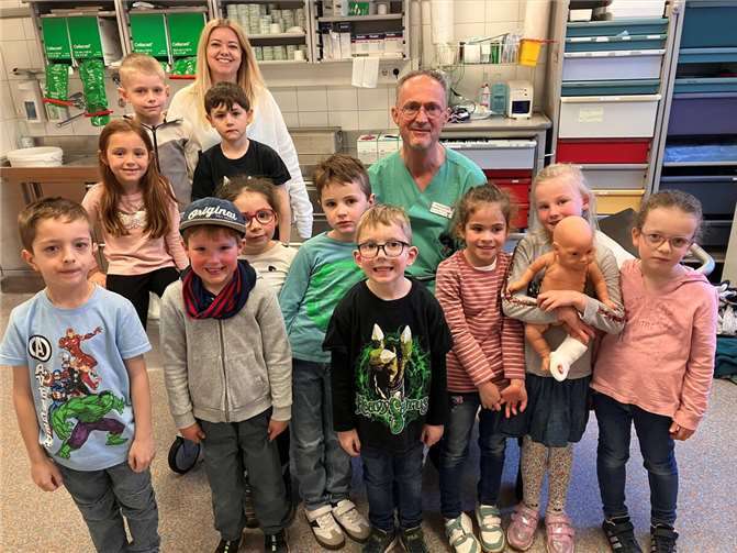 Blutdruck, Ultraschall und Rettungswagen – Vorschulkinder auf Entdeckungstour Die Kinder bekamen einen spannenden Einblick in die Welt der Medizin.Fotos: Anne Kotthoff