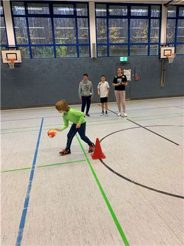 Die Kinder bekamen erste Einblicke in diesen tollen Ballsport.  Foto: GS