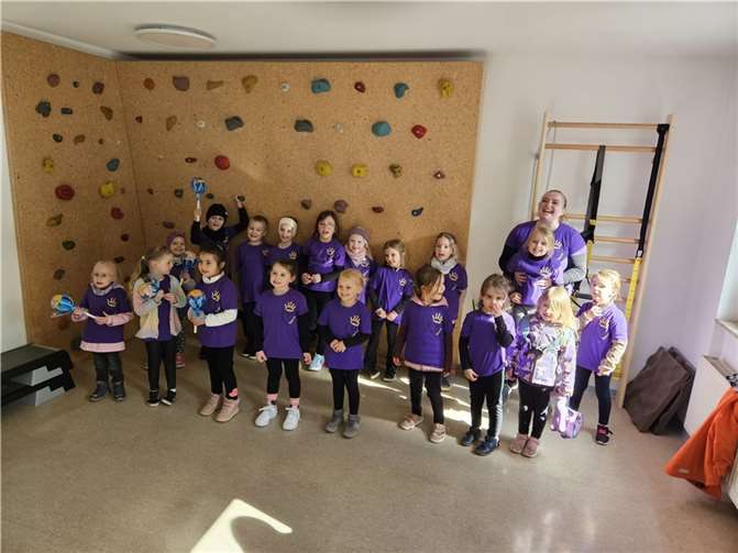 Die Kinder bekamen im Anschluss an ihren Auftritt Lollis und Trinkflaschen überreicht.