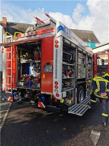 Die Kinder bekamen nicht nur drei Laufräder geschenkt, sondern konnten sich auch das Feuerwehrauto ausgiebig anschauen und erklären lassen.