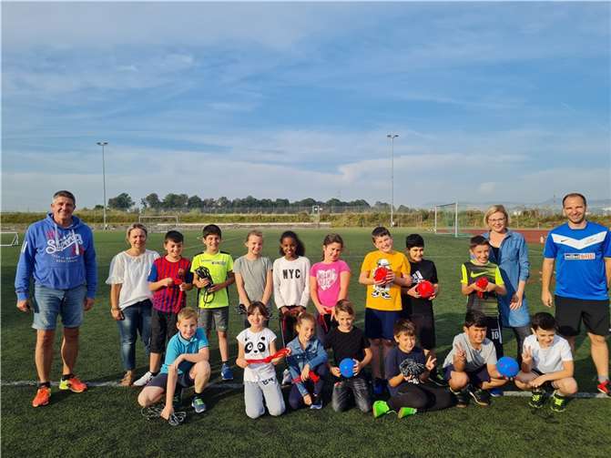 Die Kinder bekamen unter anderem Spielbälle und Springseile durch die Vertreterinnen des Fördervereins Frau Brücken und Frau Milz überreicht.Foto: privat