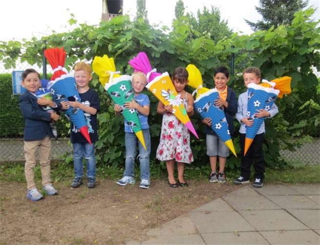 Die Kinder bekamen von ihren Eltern die großen Schultüten und können voller Vorfreude die Sommerferien genießen.