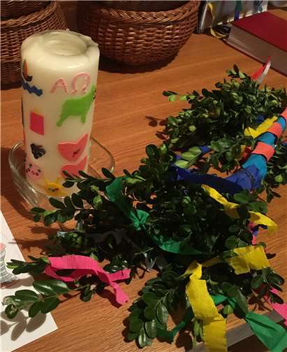 Die Kinder bekommen die Materialien für die Bastelaktion gestellt. Foto: privat