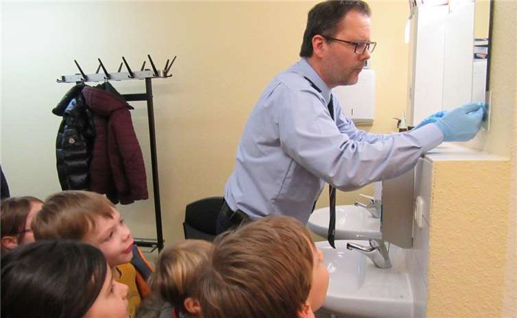 Die Kinder beobachteten, wie Herr Kamps Fingerabdrücke sicherte.privat