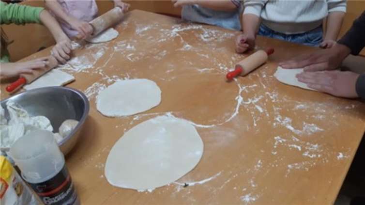 Die Kinder bereiten den Teig für die Piroggen vor.Foto: Miriam Briem