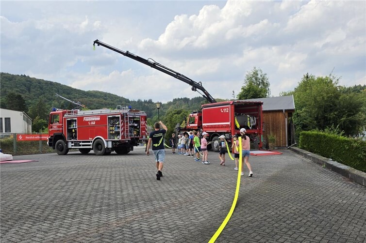 Die Kinder bereiten die Wasserspiele mit vor.