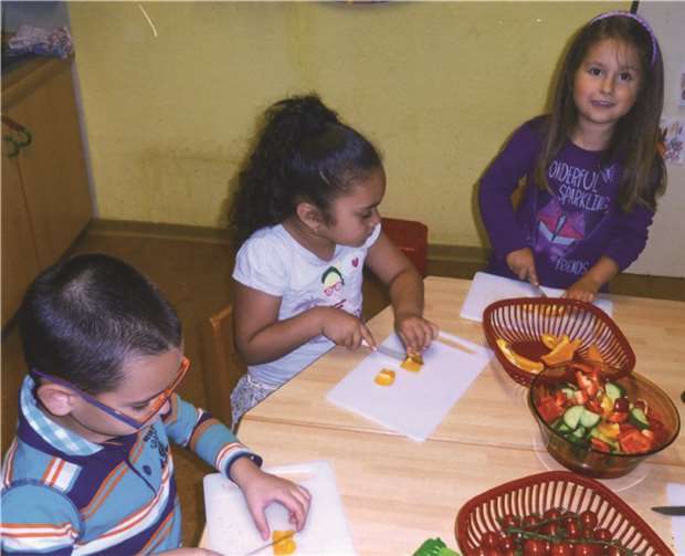 Die Kinder bereiten ihr gesundes Frühstück vor.privat