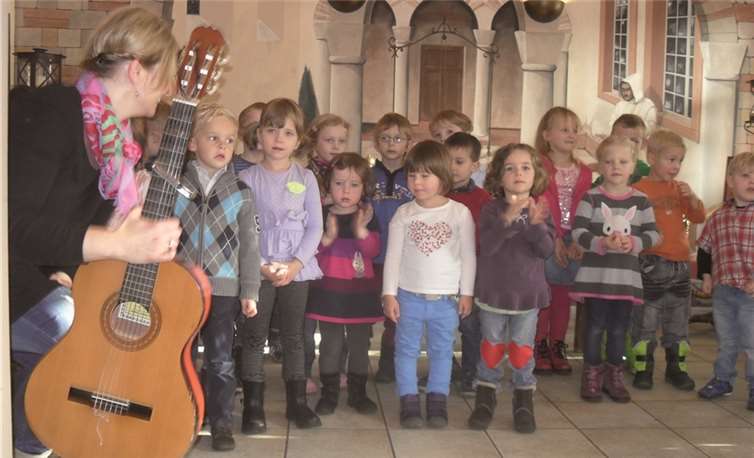 Die Kinder bereiteten den Bewohnern der „Villa am Buttermarkt“ mit ihrem Besuch eine große Freude. privat