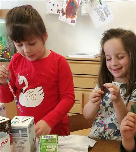 Die Kinder beschäftigten sich eingehendmit dem Thema Müll - Recycling und Upcycling.