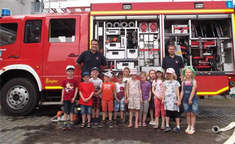Die Kinder besichtigten das Adendorfer Feuerwehrhaus, lernten die Ausrüstung kennen und bestaunten natürlich auch das Feuerwehrauto.privat