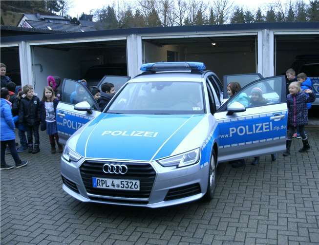 Die Kinder besichtigten den Einsatzwagen.