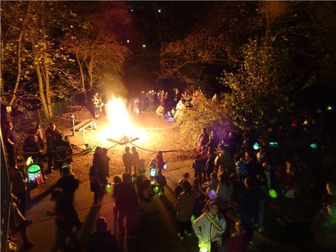 Die Kinder bestaunten das Martinsfeuer.  Foto: privat