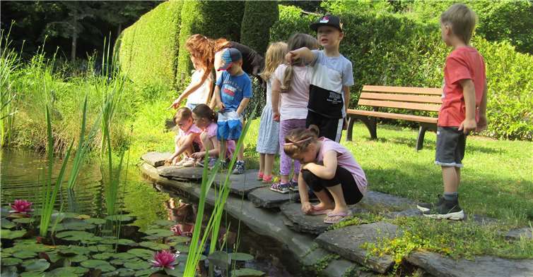 Die Kinder besuchten den angelegten Teich. Foto: privat