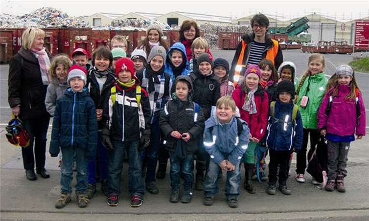 Die Kinder besuchten die Müllentsorgungsstation Hündgen in Swisttal Ollheim. Privat
