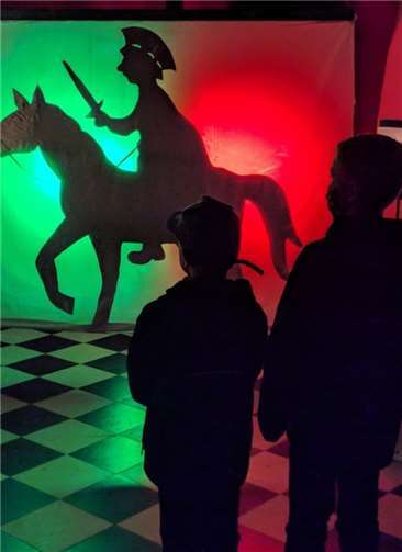 Die Kinder besuchten mit ihren Laternen die Pfarrkirche St. Pantaleon. Foto: privat