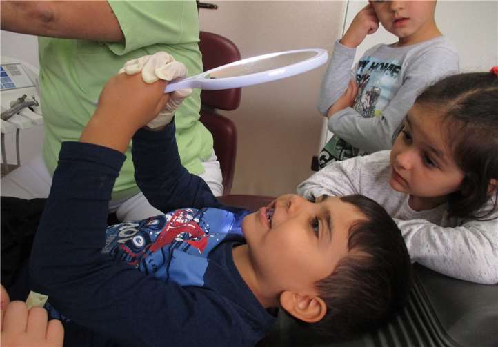 Die Kinder beteiligten sich mit großem Interesse an den Untersuchungen.