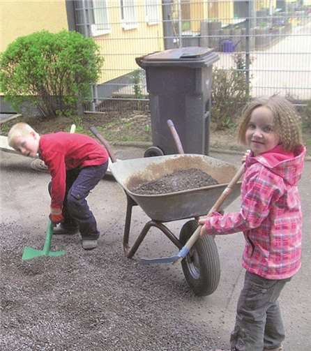 Die Kinder beteiligten sich tatkräftig beim Frühjahrsputz.privat