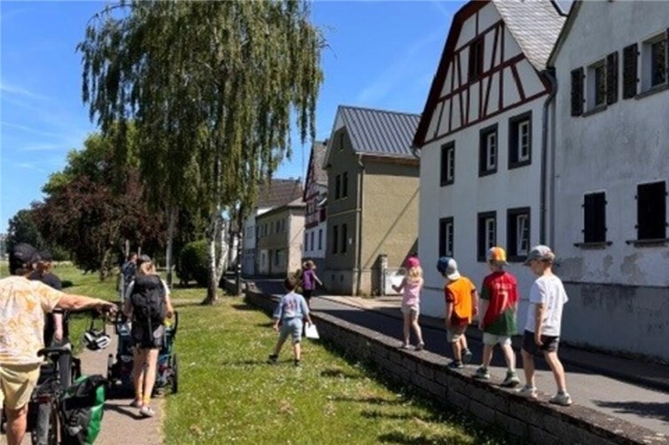 Die Kinder bewältigten auf dem Weg zum Spielplatz verschiedene Aufgaben. Beim Balancieren auf einer Mauer waren Geschick und Konzentration gefragt.